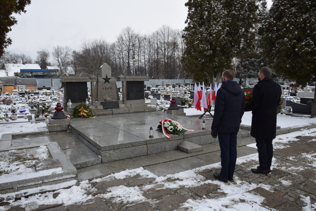 Delegacja władz miasta składa kwiaty w miejscach pamięci i przy pomnikach