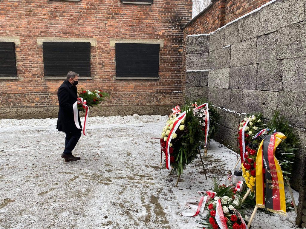 Prezydent Oświęcimia składa kwiaty pod Ścianą Śmierci