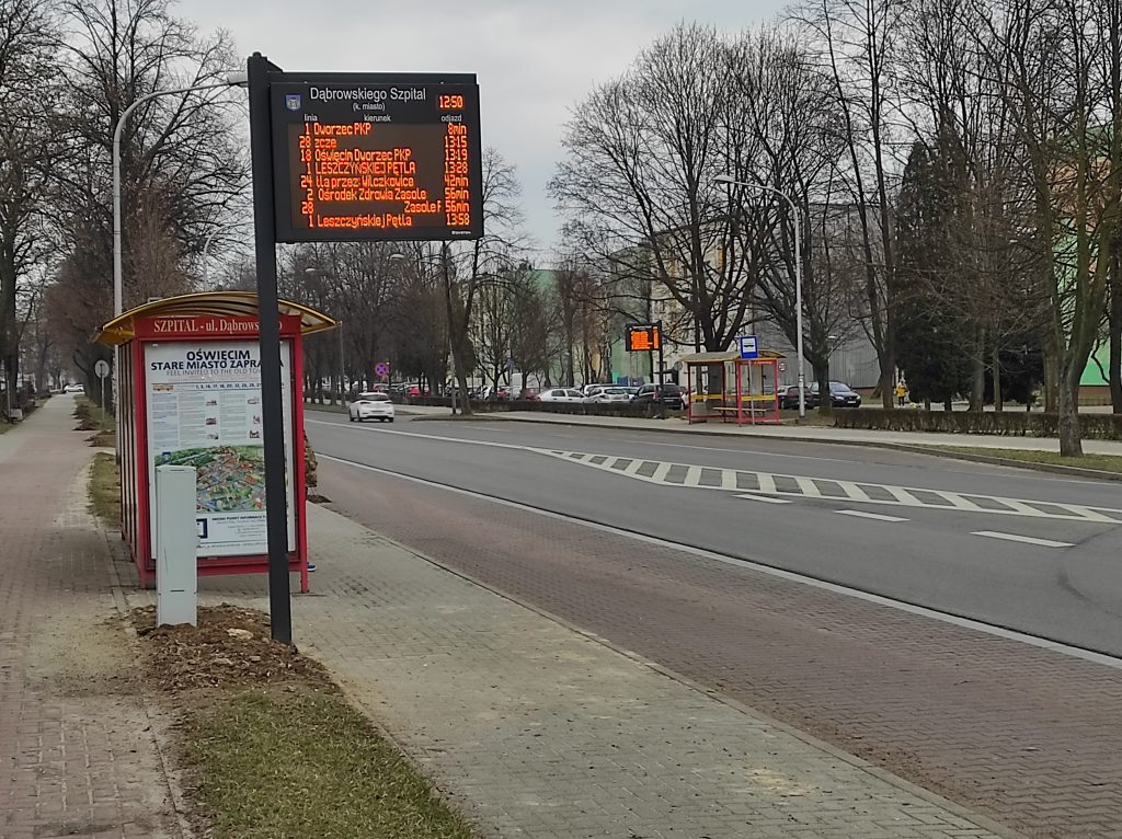Ledowy ekran, na którym wyświetlana jest informacja o czasie przyjazdu i odjazdu autobusów
