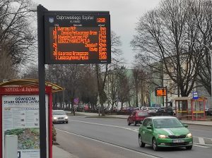Ledowy ekran, na którym wyświetlana jest informacja o czasie przyjazdu i odjazdu autobusów