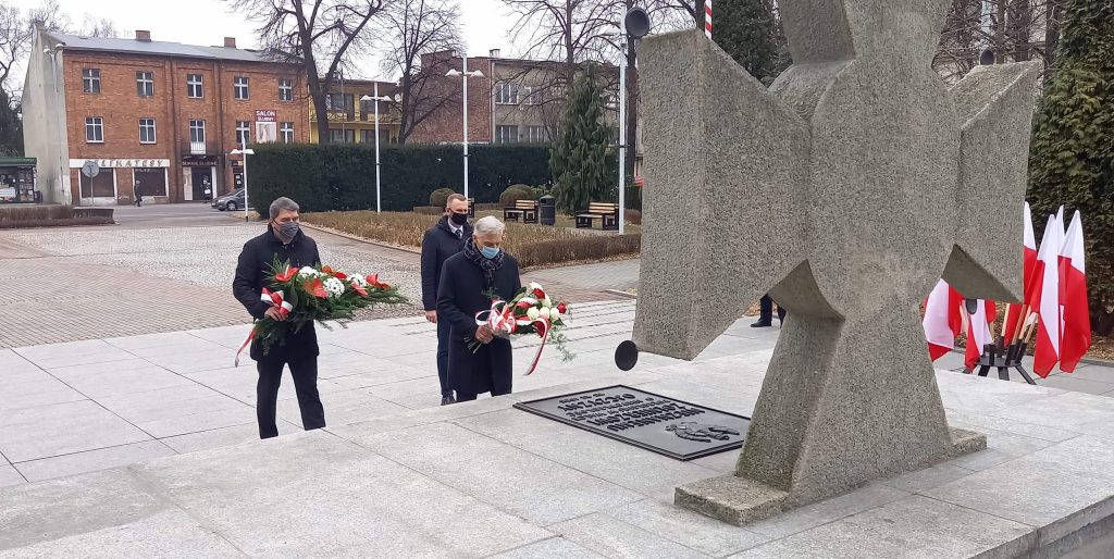 Prezydent Oświęcimia w towarzystwie zastępcy i starosty powiatu oświęcimskiego składa kwiaty przy Grobie Nieznanego Żołnierza