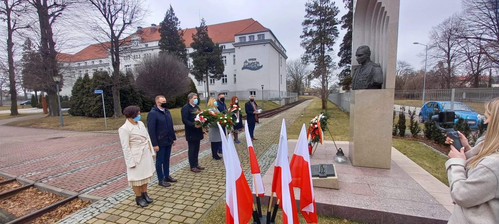 Władze miasta, powiatu i uczelni składają kwiaty pod pomnikiem rtm. Witolda Pileckiego