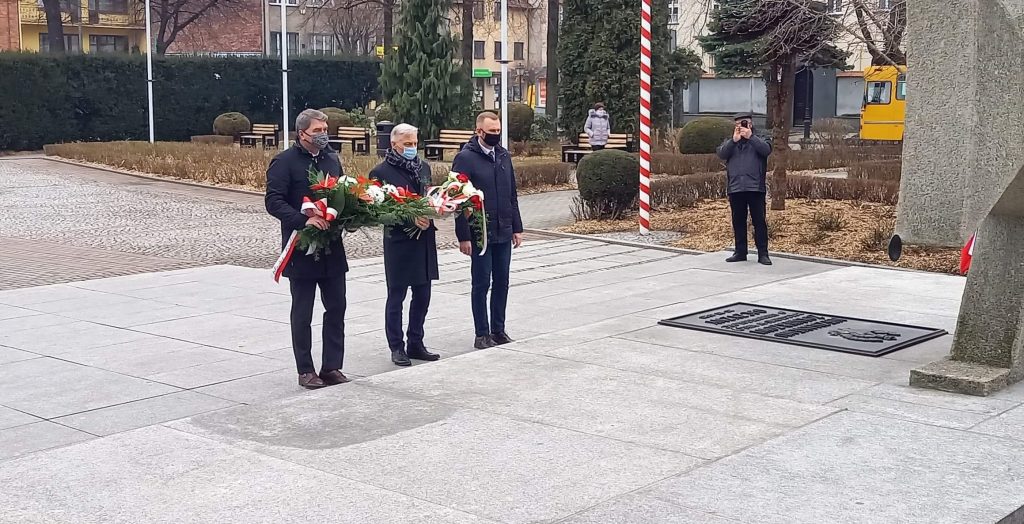 Prezydent Oświęcimia w towarzystwie zastępcy i starosty powiatu oświęcimskiego składa kwiaty przy Grobie Nieznanego Żołnierza