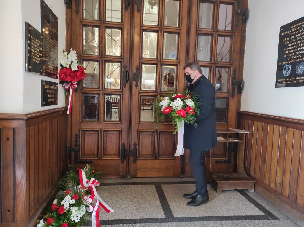 Prezydent Oświęcimia składa kwiaty pod tablicą upamietniającą miezkańców ziemi oświęcimskiej, ofiar zbrodni katyńskiejpoległych