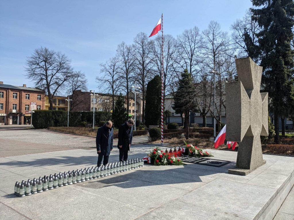Prezydent w towarzystwie zastępcy składa kwiaty przy Grobie Nieznanego Żołnierza