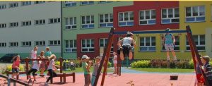 Dzieci bawią się na szkolnym placu zabaw