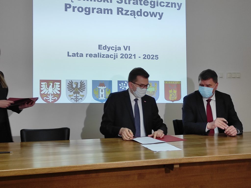 Prezydent Janusz Chwierut i wojewoda małopolski Łukasz Kmita podpisują umowy
