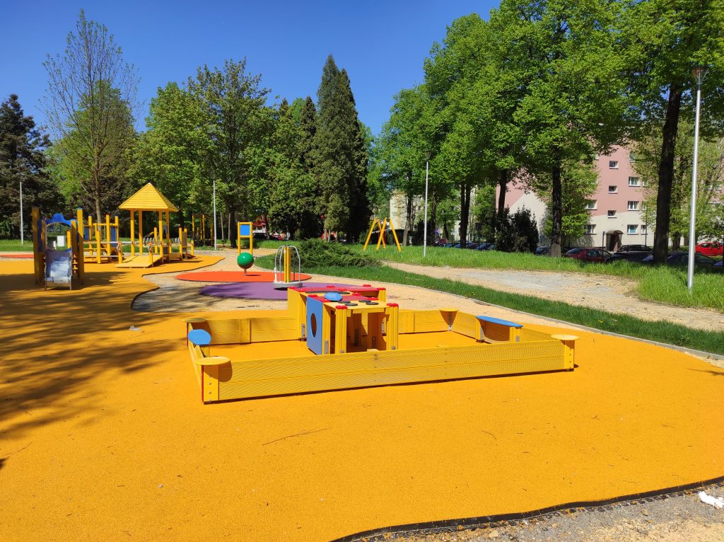 Plac zabaw dla młodszych dzieci w żółtym kolorze