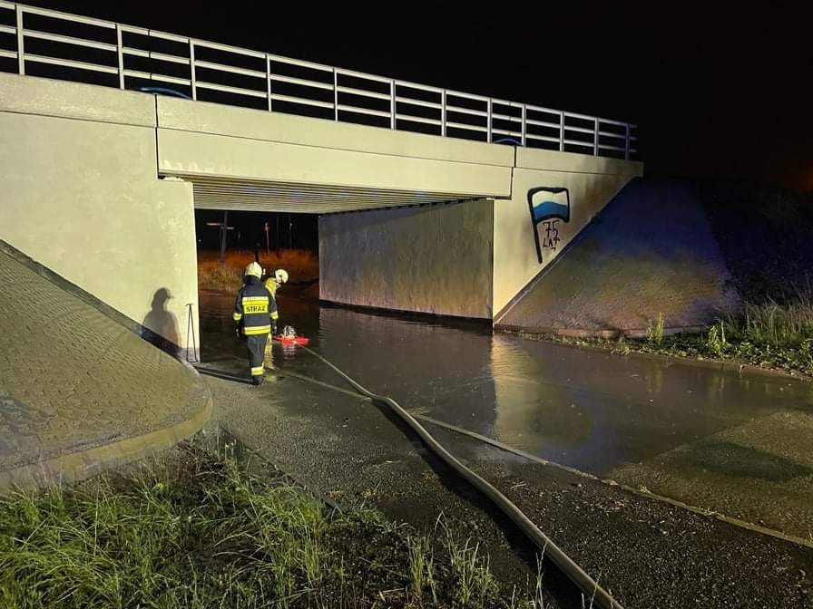 Druhowie wypompowują wodę pod wiaduktem kolejowym