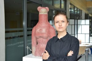 Rzeźby Agaty Agatowskiej na stałe w oświęcimskiej bibliotece