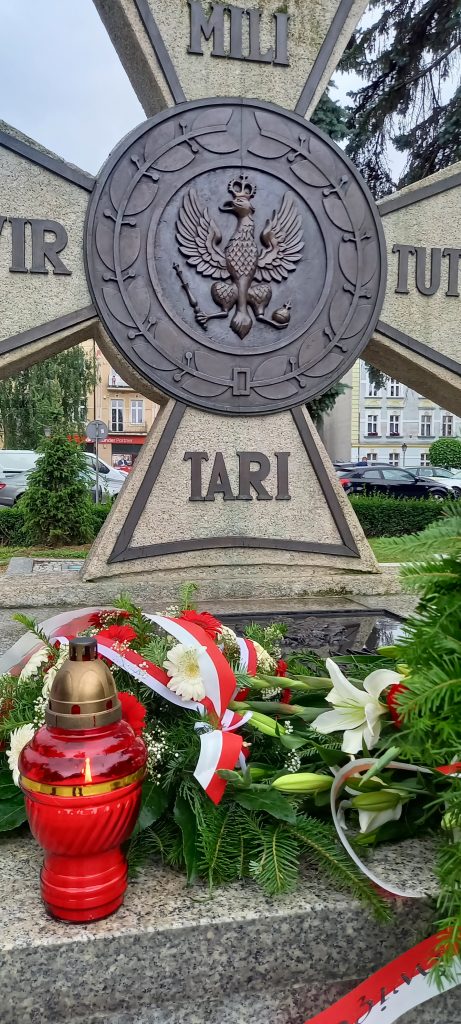 Krzyż Virtutti Militari na Grobie Nieznanego Żołnierza. Przy nim ułożono wiązanki kwiatów