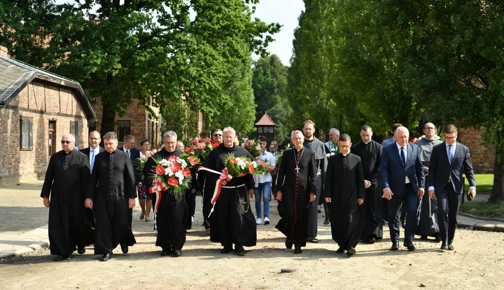 Duchowni i delegacje zmierzają w kierunku celi św. Maksymiliana Marii Kolbego
