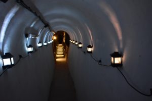 Wnętrze tunelu z oświetleniem