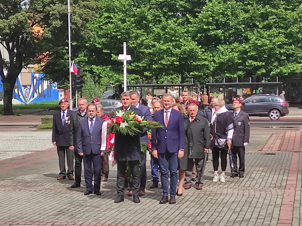 Delegacje stoją na placu Kościuszki. Z przodu prezydent Oświęcimia w towarzystwie zastępcy