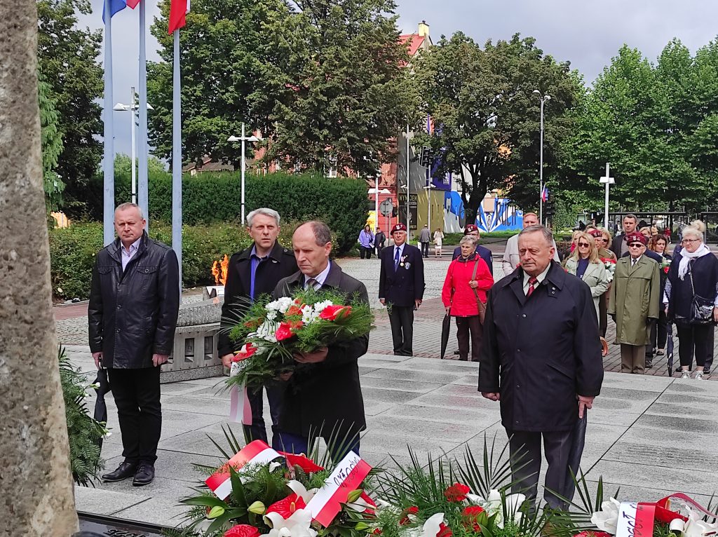 Delegacja gminy Oświęcim składa kwiaty