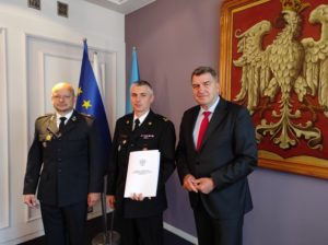 Prezydent Oświęcimia, komendant PSP oraz prezes OSP prezentują podpisane porozumienie