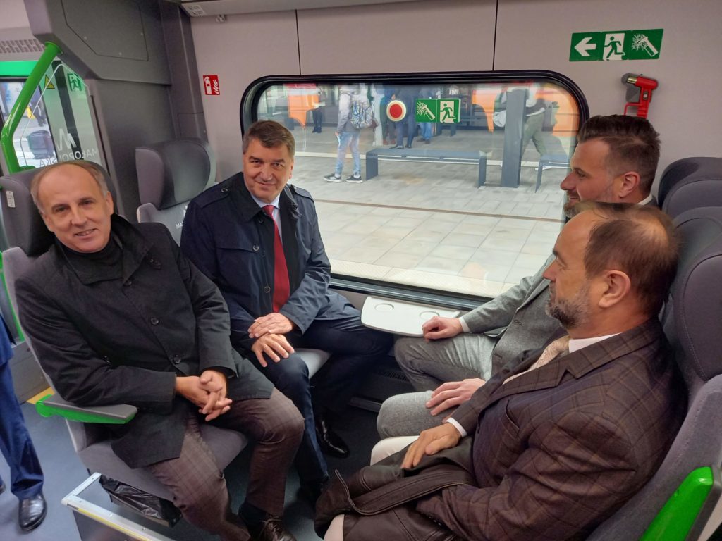 W pociągu usiedli samorządowcy w tym prezydent Oświęcimia i wicestarosta powiatu oświęcimskiego