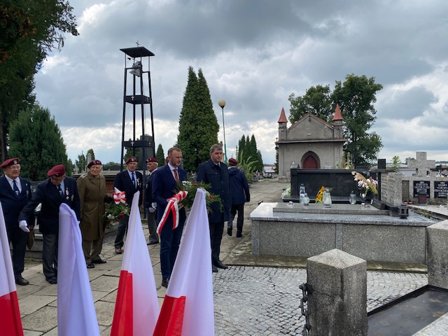 Delegacje przy pomniku żołnierzy poległych w dwóch wojnach światowych