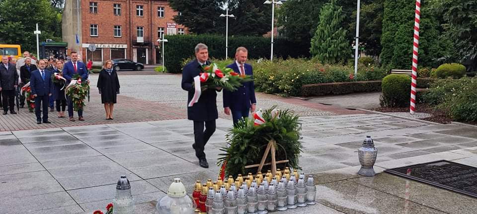 Prezydent Oświęcimia w towarzystwie zastępcy składa kwiaty