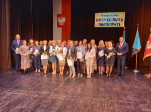 Na pierwszym planie widać nauczycieli i dyrektorów wyróżnionych nagrodą prezydenta Oświęcimia. Obok stoi włodarz miasta Janusz Chwierut