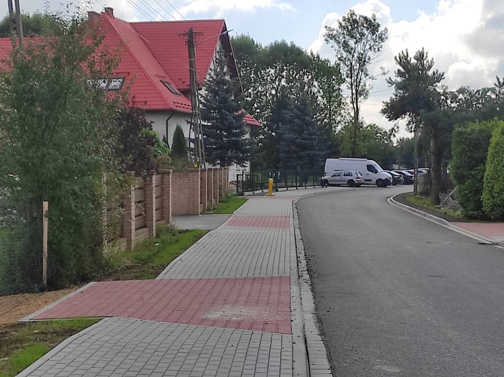 Chodnik i nowa nawierzchnia jezdni ulicy Kościeleckiej. W tle widać budynek przedszkola