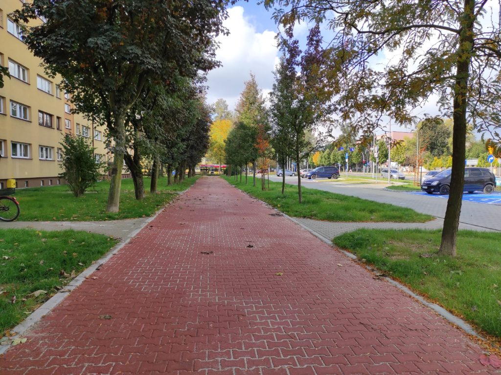 Wzdłuż bloku przy ul. Dąbrowskiego wybudowano nowy chodnik. Obok widać parking