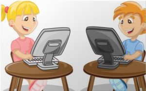 Program grantowy PGR, grafika obrazująca dwoje uśmiechniętych dzieci, chłopczyka i dziewczynkę, siedzących przy stolikach, na których są ustawione komputery, z których dzieci korzystają. 