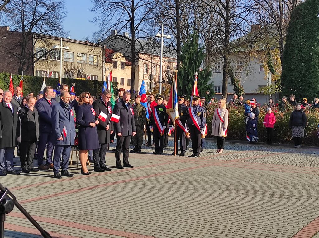 Delegacje ustawiły się na placu Kościuszki. W pierwszym szeregu prezydent Oświęcimia z małżonką i wiceprezydenci