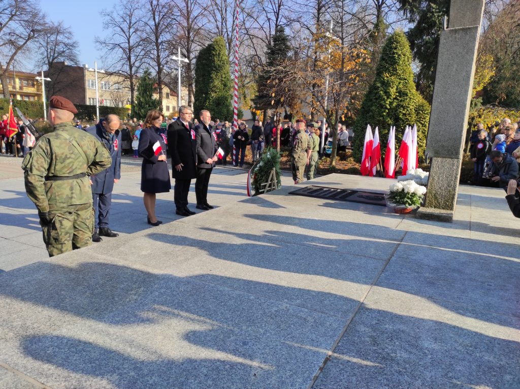Prezydent Oświęcimia wraz z małżonką i wiceprezydentami składa kwiaty przy Grobie Nieznanego Żołnierza