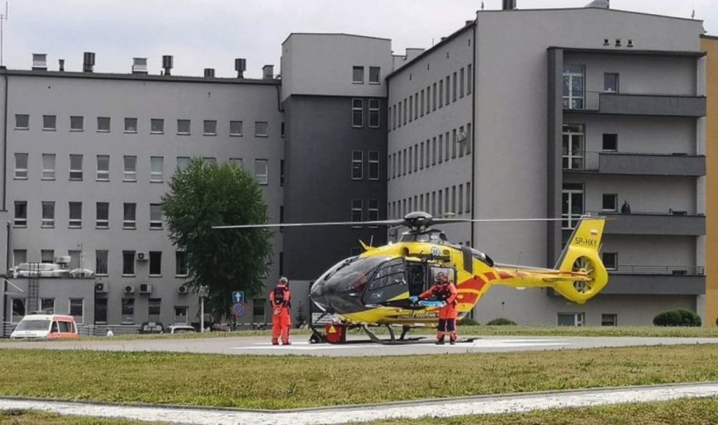 Helikopter Lotniczego Pogotowania Ratunkowego ląduje przy szpitalu powiatowym