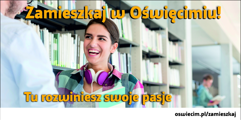 Na zdjęciu uśmiechnięta dziewczyna na tle bibliotecznych półek i napis: Zamieszkaj w Oświęcimiu Tu rozwiniesz swoje pasje