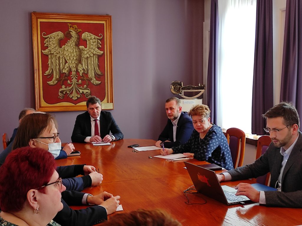 Posiedzenie zespołu ds. koordynacji pomocy dla Ukrainy. Przewodniczy mu prezydent miasta. Po obu stronach siedzą członkowie zespołu