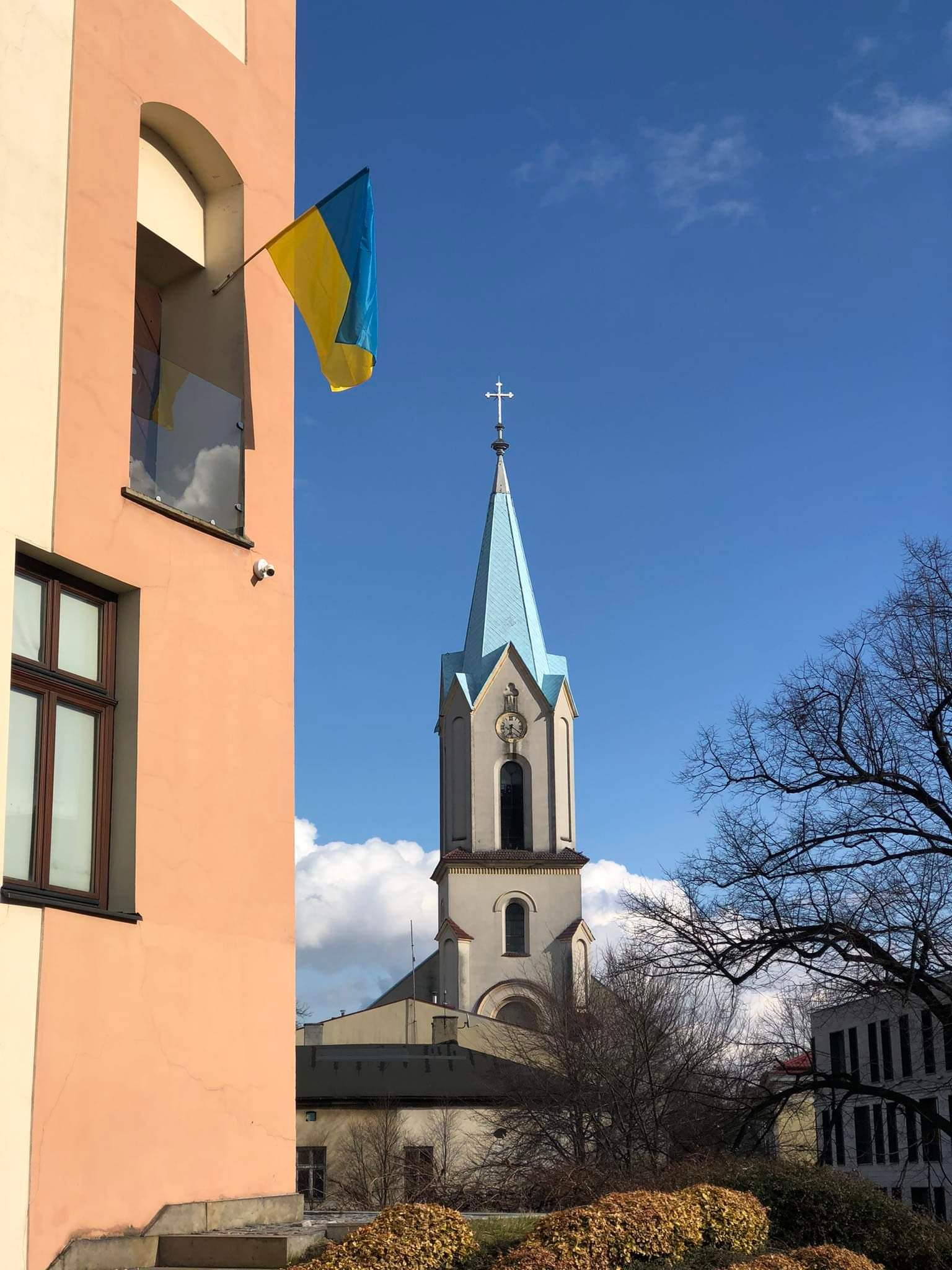 Flaga ukraińska na budynku Muzeum Zamek 
