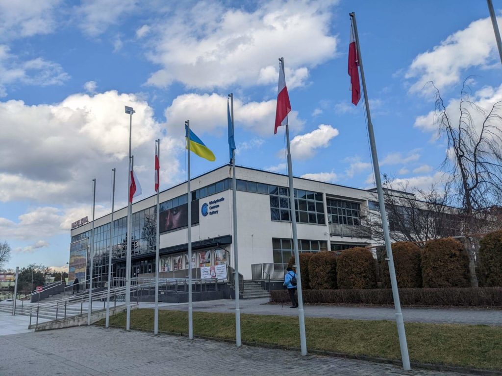 Ukraińska flaga powiewa przed Oświęcimskim Centrum Kultury