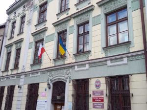 Na budynku urzędu wisi flaga Polski i Ukrainy