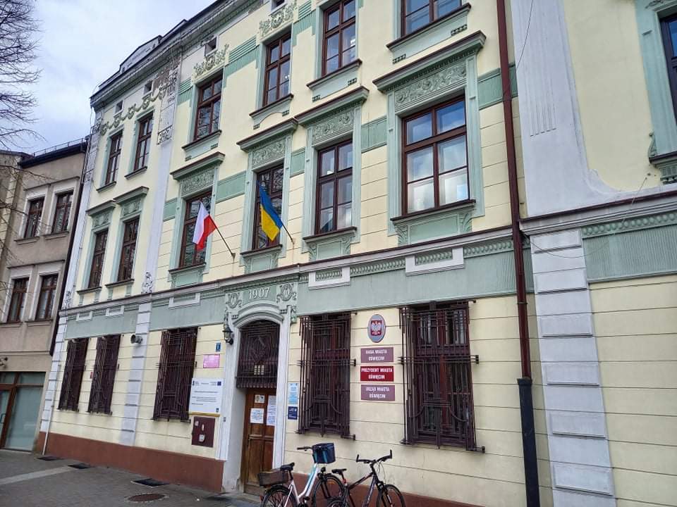Flagi Polski i Ukrainy na budynku urzędu miasta
