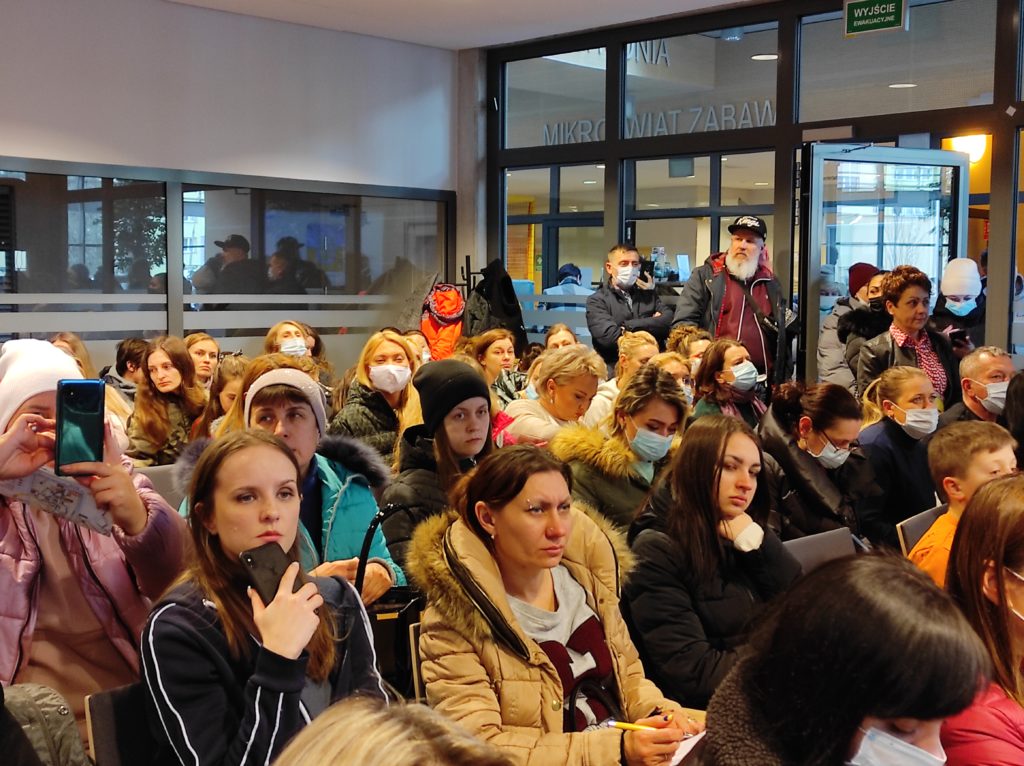 Na zdjęciu widać młodych ludzi z Ukrainy, którzy przyszli na spotkanie informacyjne