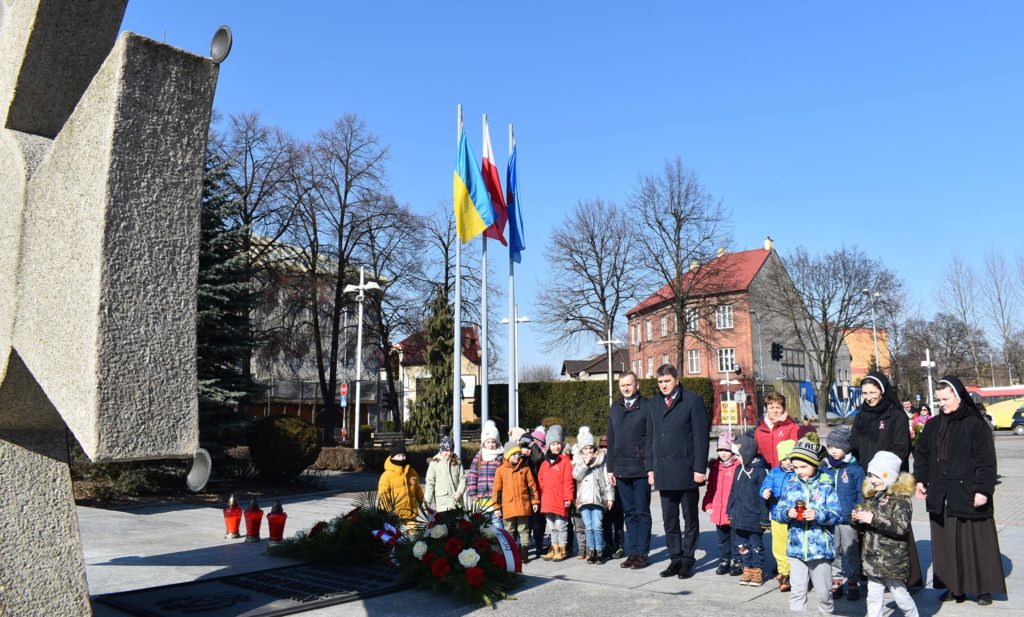 Prezydent w towarzystwie zastępcy i dzieci z przedszkola sióstr serafitek stoi przed Grobem Nieznanego Żołnierza