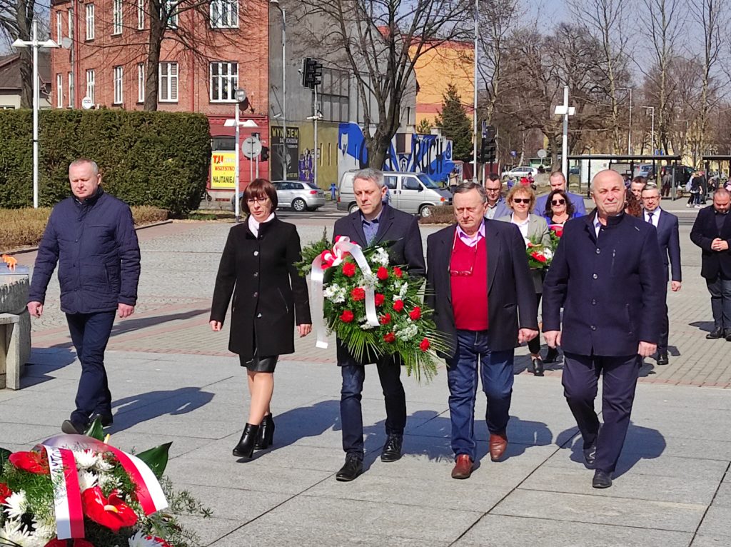Delegacja gminy Oświęcim składa kwiaty