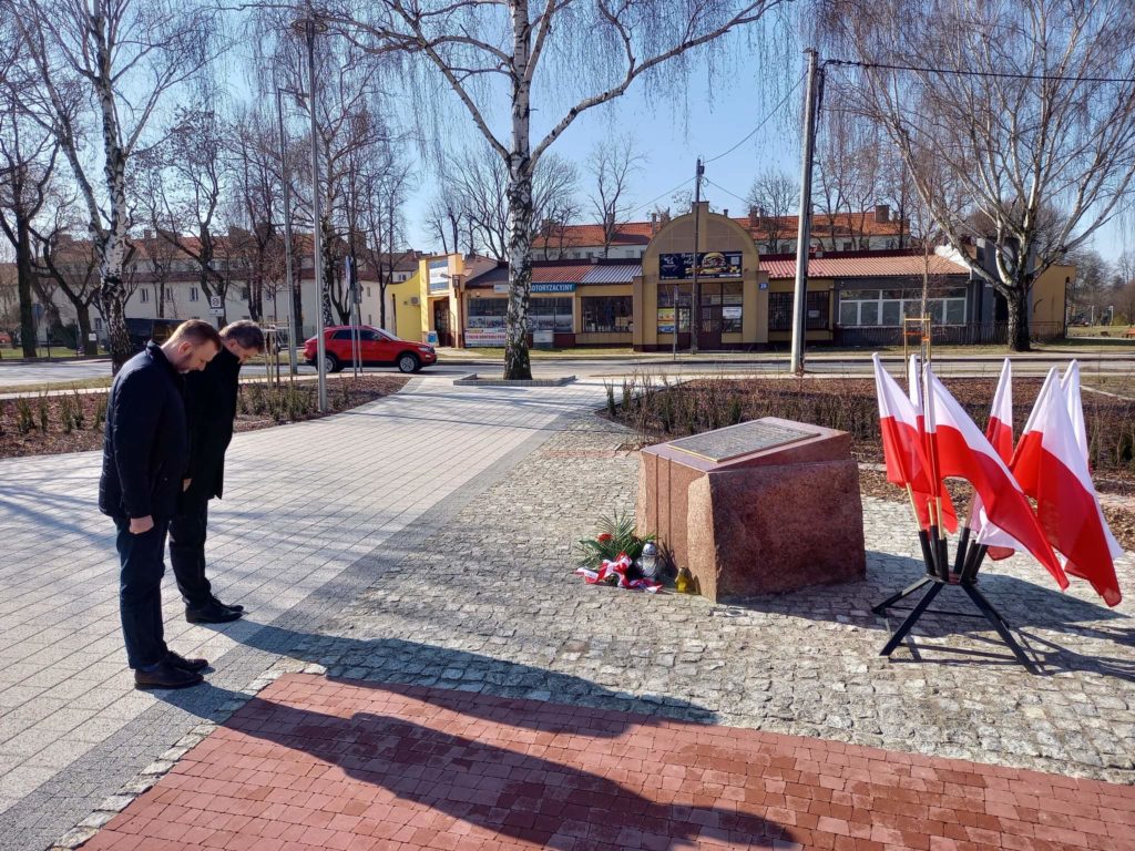 Delegacja władz miasta oddaje hołd bohaterom przed obeliskiem rtm. Witolda Pileckiego w parku na Zasolu