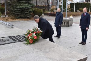 Oświęcim. Złożono kwiaty jako wyraz pamięci o ofiarach katastrofy pod Smoleńskiem