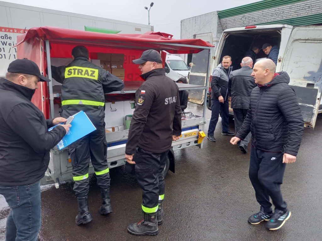 Na zdjęciach widać ochotników z OSP oraz władze Oświęcimia i Sambora, którzy przepakowują dary