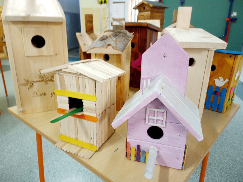 Drewniane domki dla ptaków wykonane przez uczniów SP nr 9