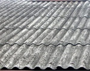 Na zdjęciu widać fragment azbestowego dachu