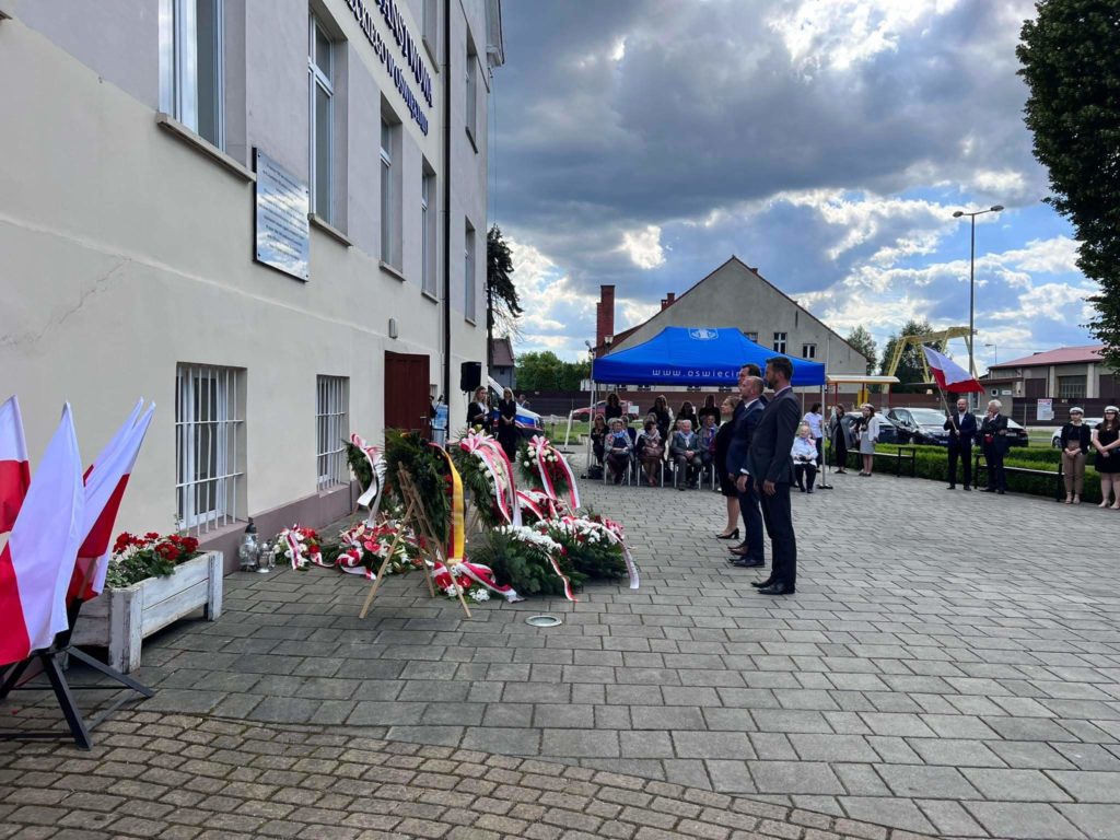 Władze miasta reprezentuje zastępca prezydenta Oświęcimia, który składa kwiaty przy tablicy upamiętniającej pierwszy transport na budynku Małopolskiej Uczelni Państwowej