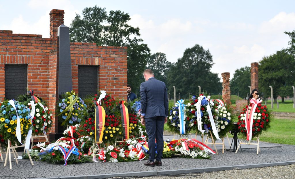 Wiceprezydent Oświęcimia składa kwiaty w hołdzie pomordowanym