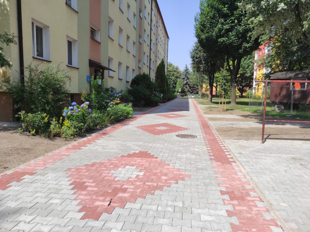 Nowy chodnik z kostki brukowej przy dojściu do budynku przy ul. Czarnieckiego
