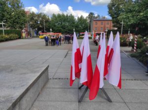 Flagi biało-czerwone w pióropuszu na placu Tadeusza Kościuszki