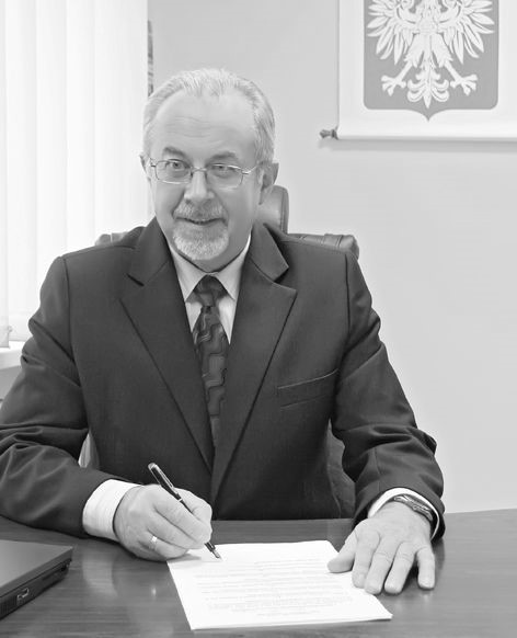 Józef Krawczyk siedzi za biurkiem w gabinecie prezydenta miasta
