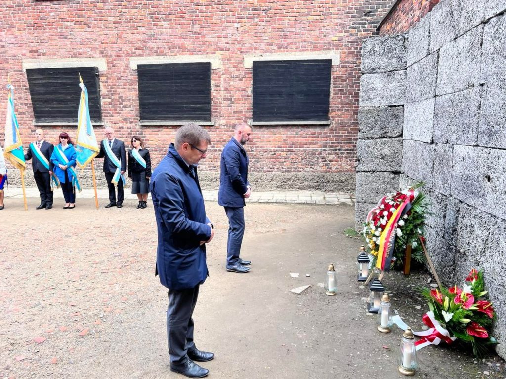 Wiceprezydent Oświęcimia oddaje hołd i składa kwiaty przy Ścianie Śmierci